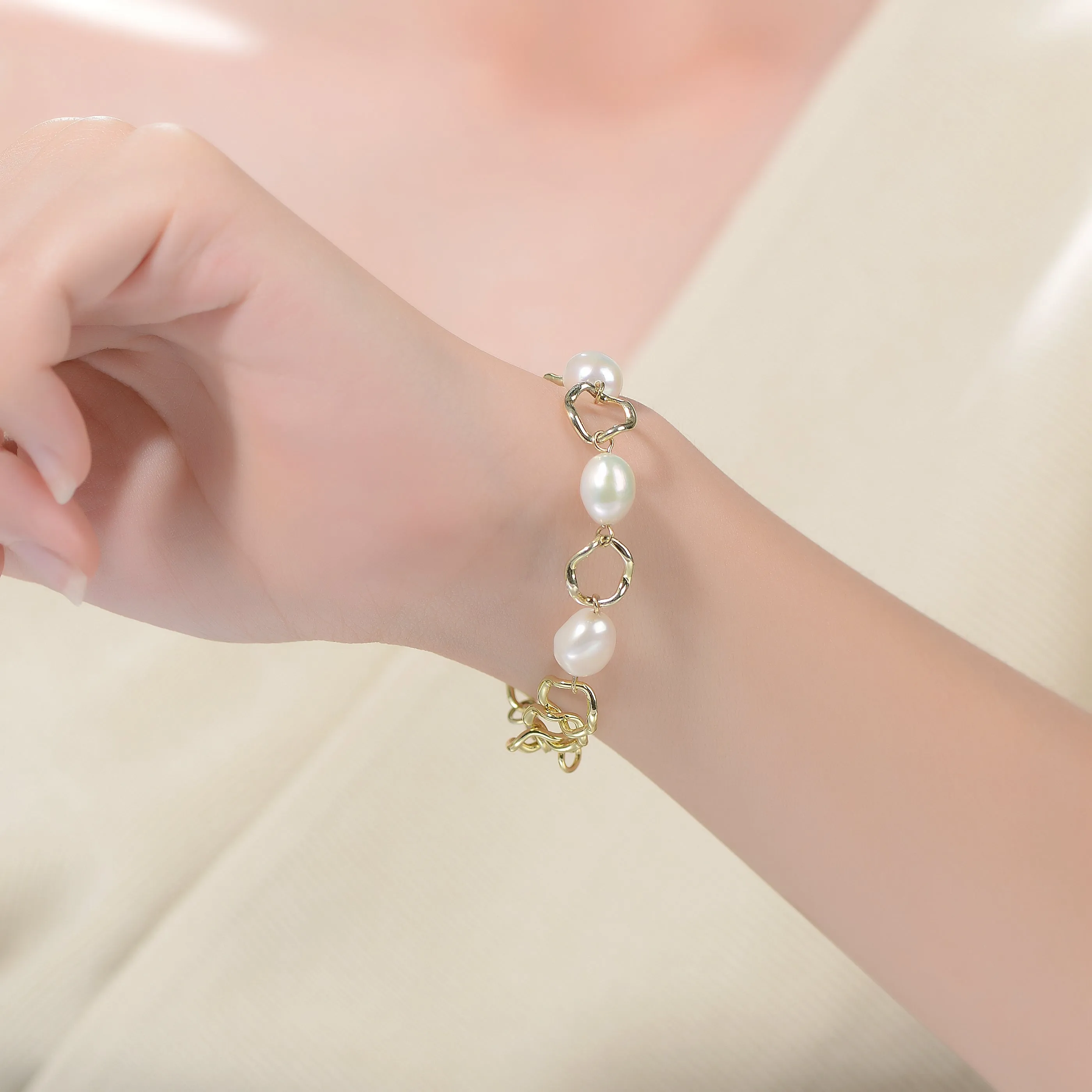 Brigitte Pearl Midi Round Bracelet