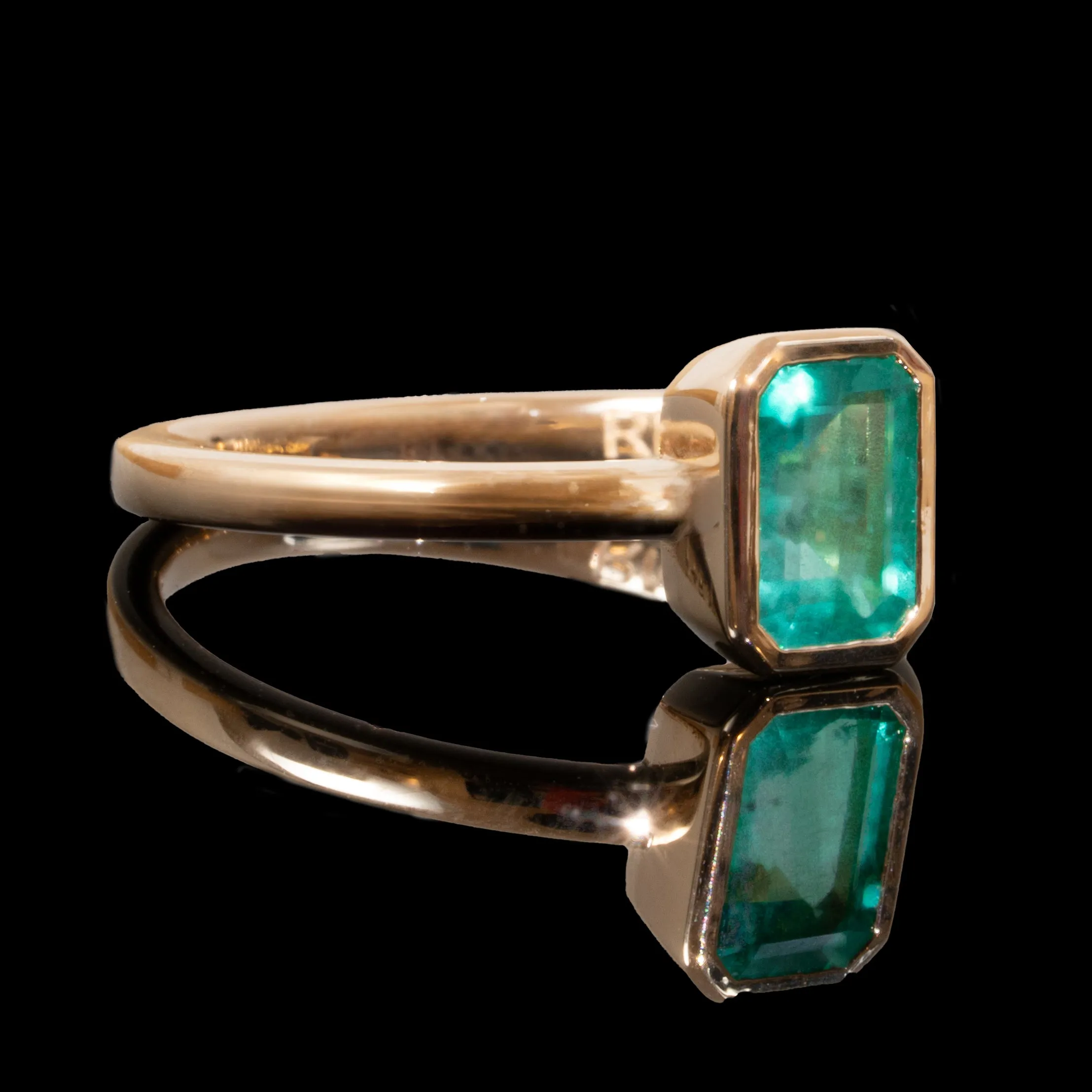 Cremation Emerald Bezel Ring In Gold With Ashes