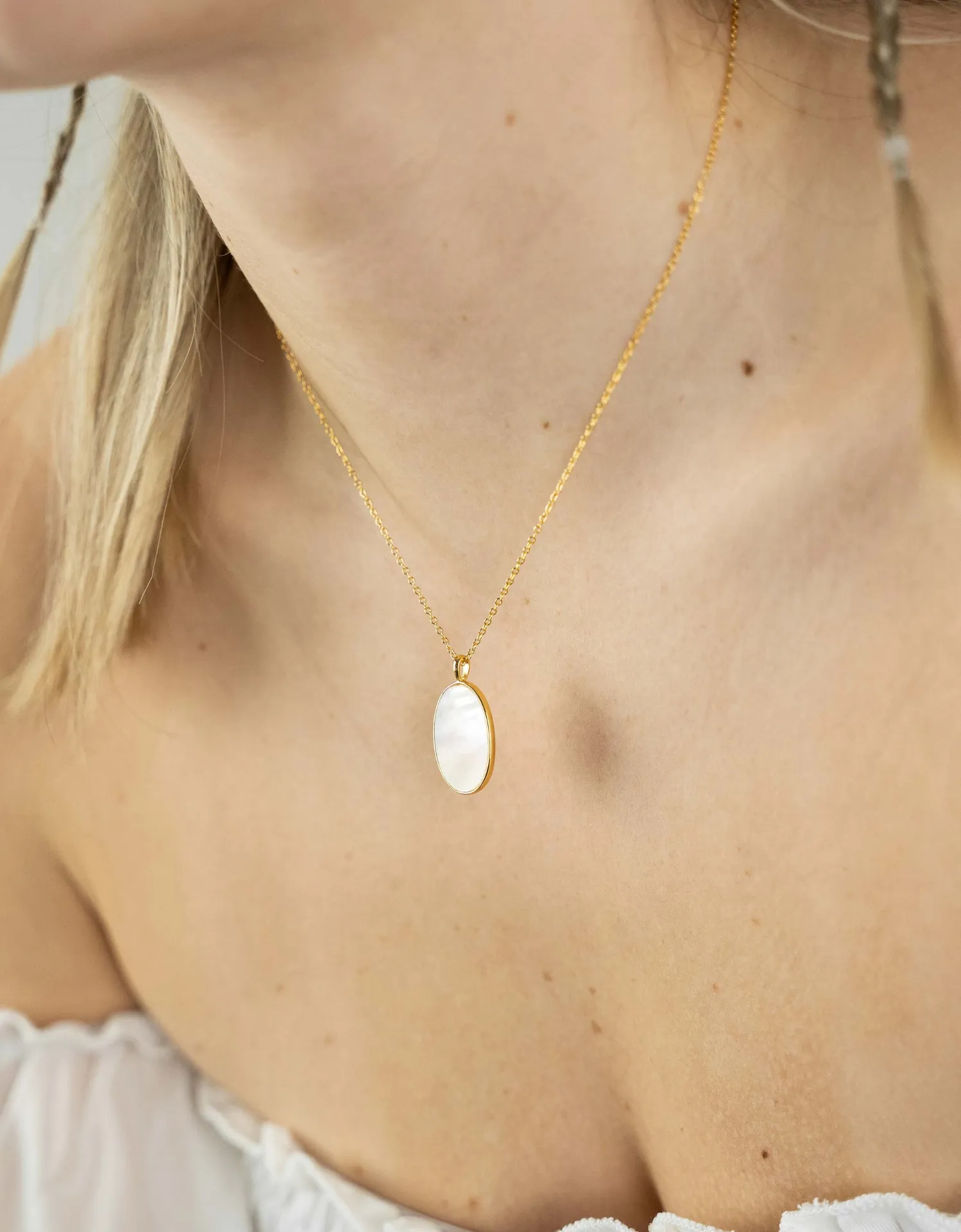 Flat Mother of Pearl Necklace - Exquisite Pendant Necklace