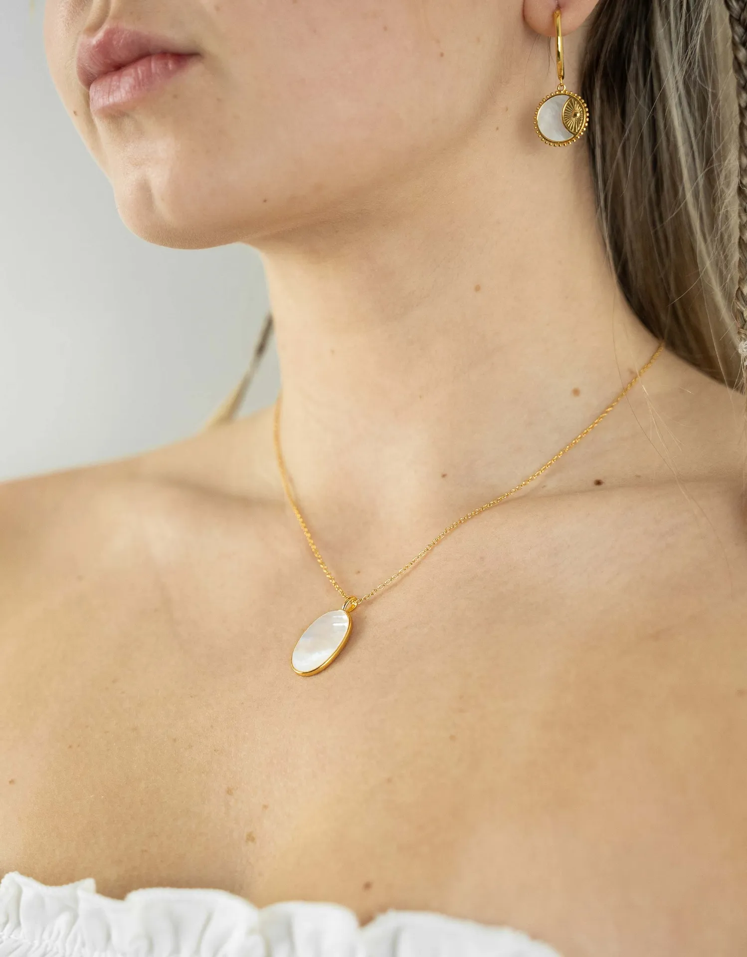 Flat Mother of Pearl Necklace - Exquisite Pendant Necklace