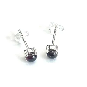 Four prongs silver earring with garnet