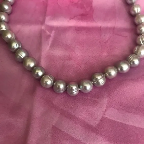 Silver pearl necklace