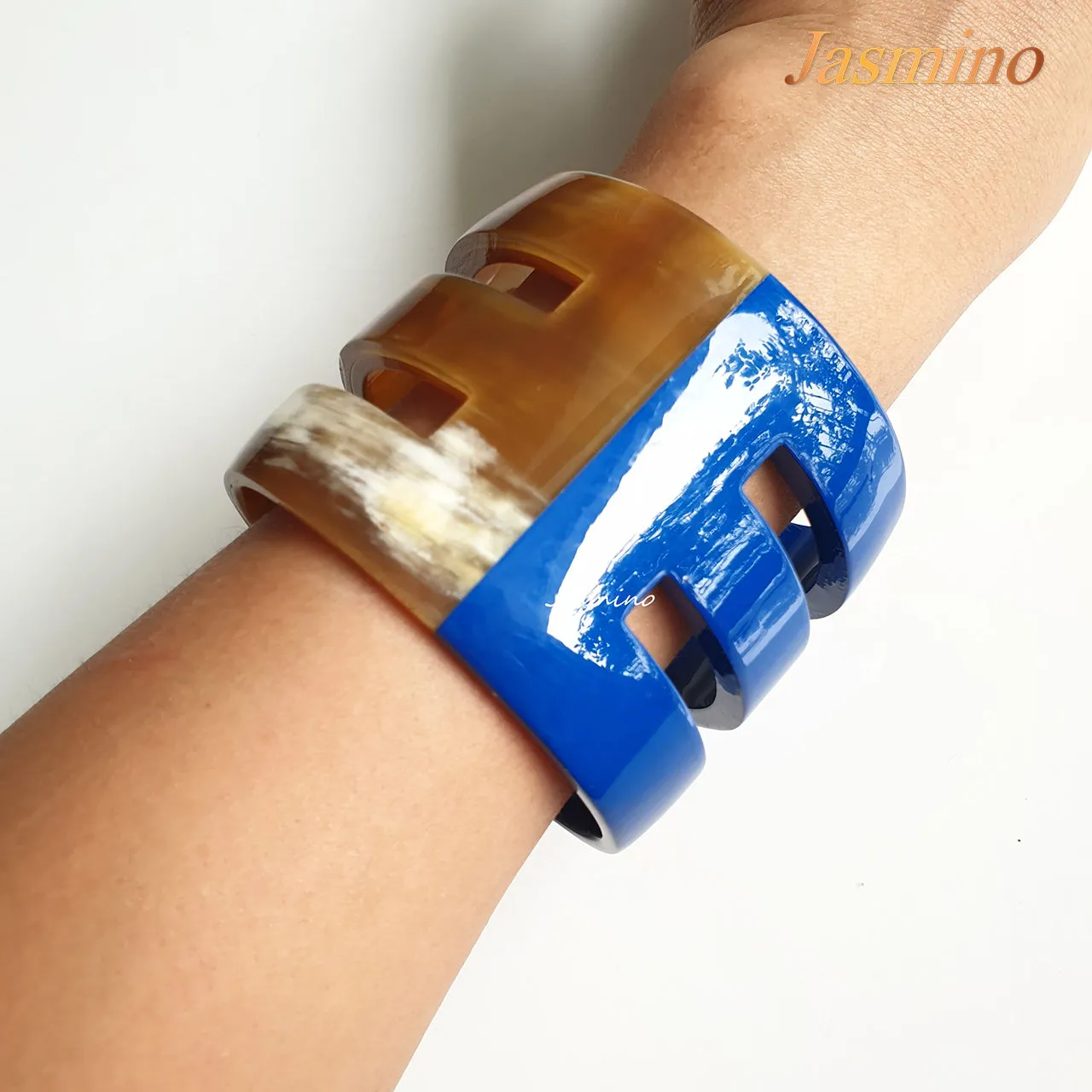 Stunning Buffalo Horn Bracelet Cuff J17647, Handmade Lacquer Product from Vietnam