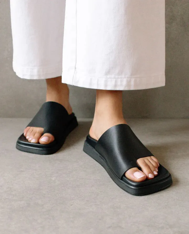 TOE RING FLOP SANDAL