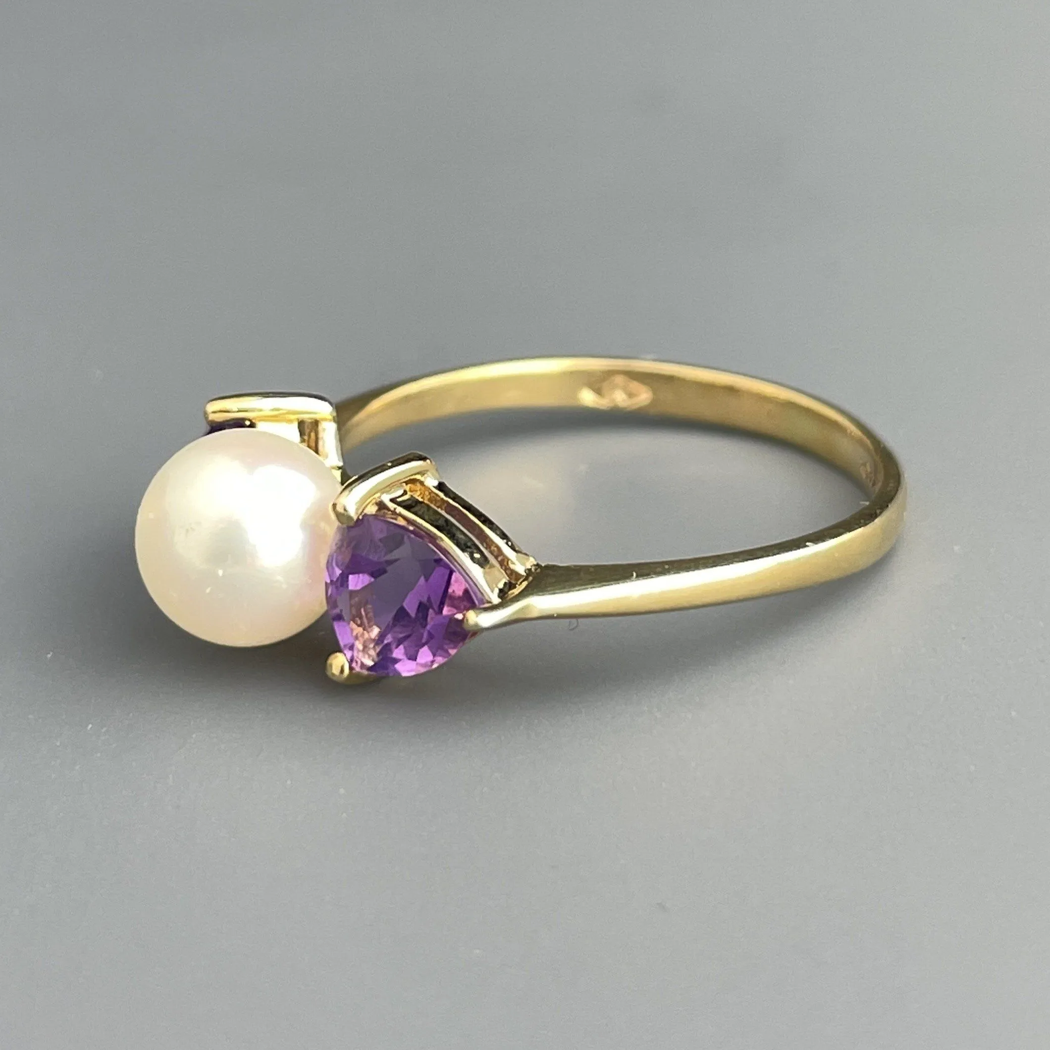 Vintage 14K Gold Amethyst Pearl Retro Trillion Cut Ring, Sz 6.5