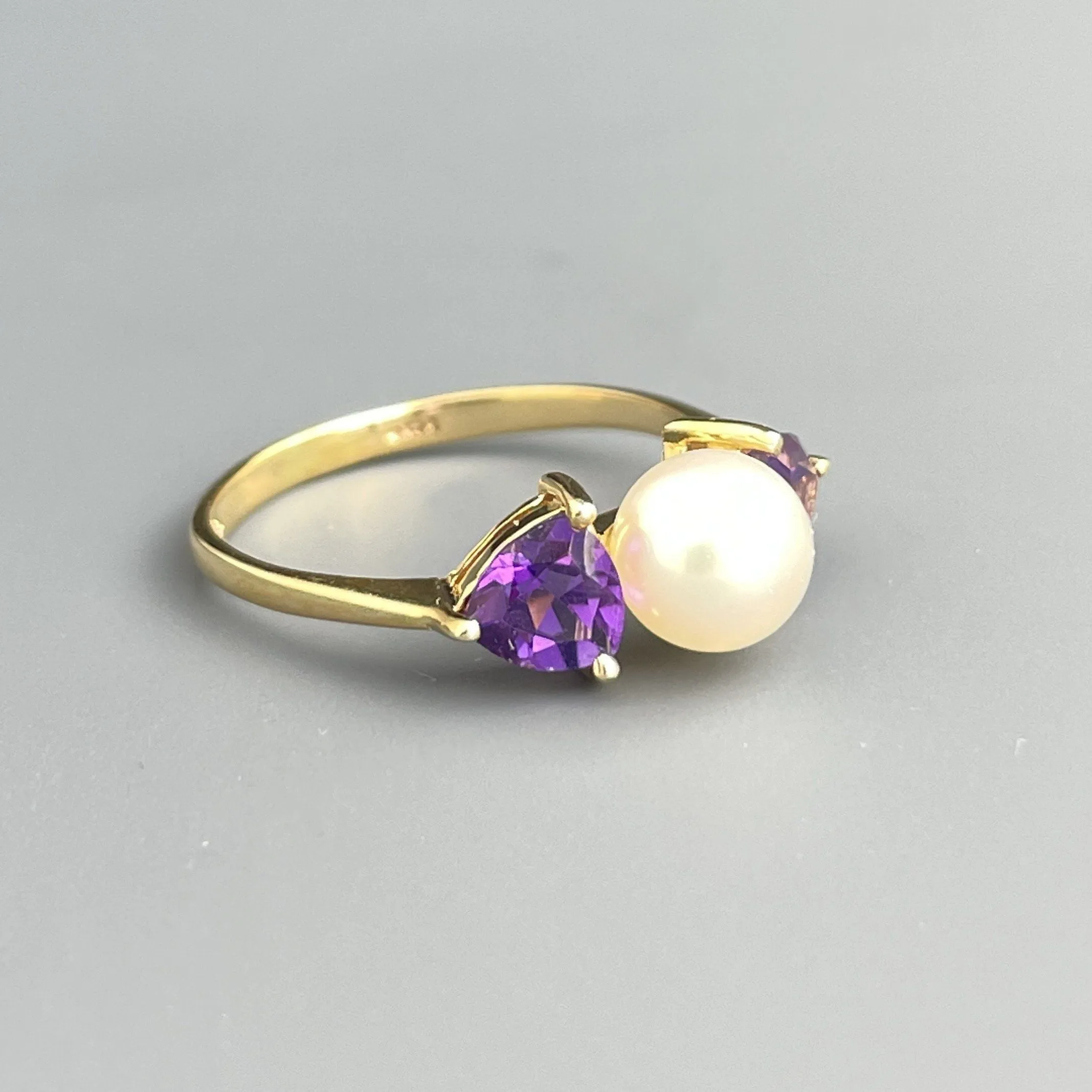 Vintage 14K Gold Amethyst Pearl Retro Trillion Cut Ring, Sz 6.5